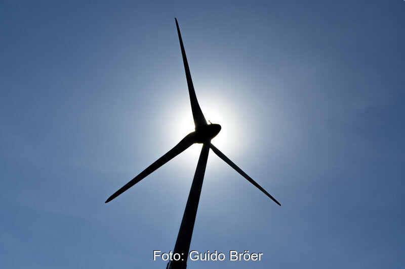 Windkraftanlage (Enercon) im Gegenlicht