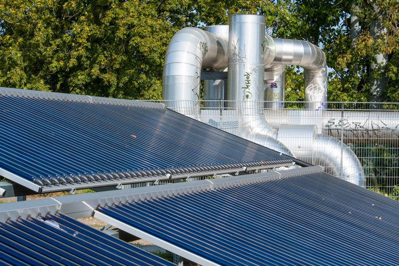 Solarthermieanlage vor Fernwärme-Leitungen