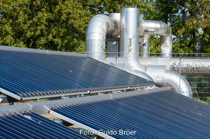 Solarthermieanlage vor Fernwärme-Leitungen