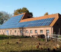 Ein Gebäude, auf dessen Dach Photovoltaikmodule installiert sind