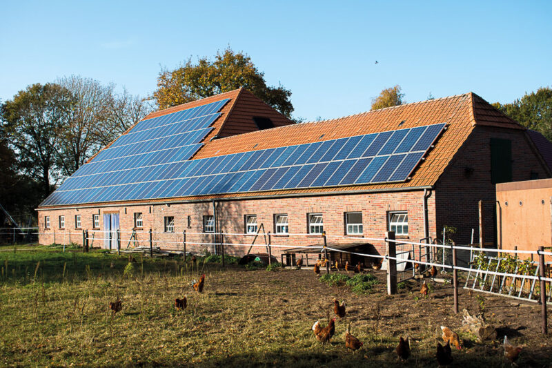 Ein Gebäude, auf dessen Dach Photovoltaikmodule installiert sind