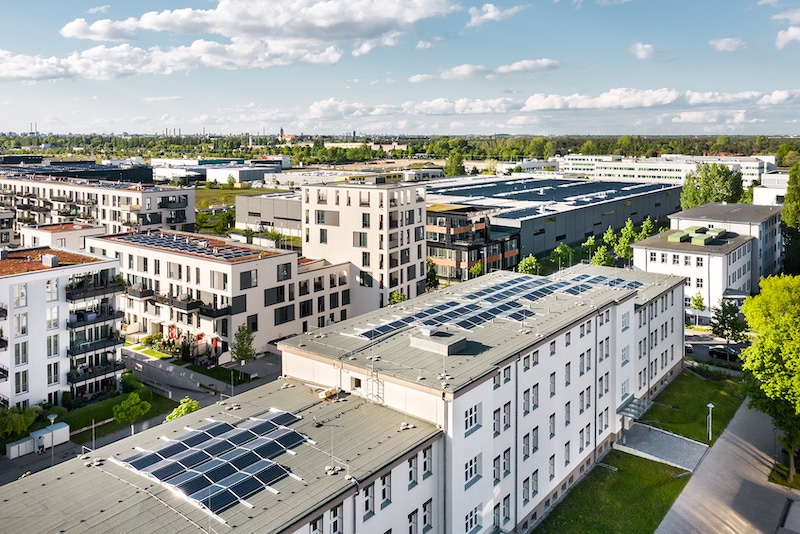 Luftaufnahme von Häuseblocks mit Photovoltaik-Anlagen - die Stadtwerke sind Zubau-Meister für Solarenergie in Berlin