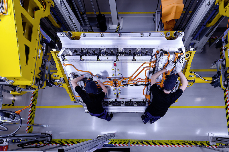 Batterie-Produktion bei Mercedes-Benz: Zwei Männer arbeiten an einem Schaltschrank.