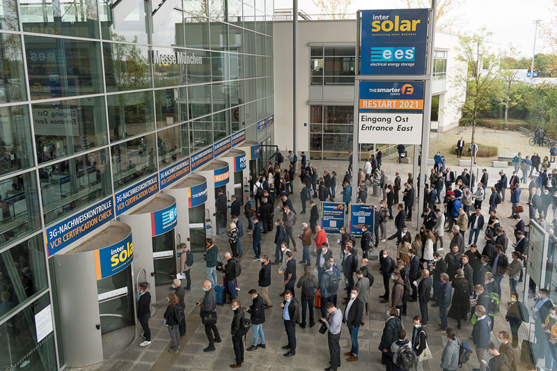 Menschenmenge vor dem Eingang der Messe München zur Intersolar / The smarter E