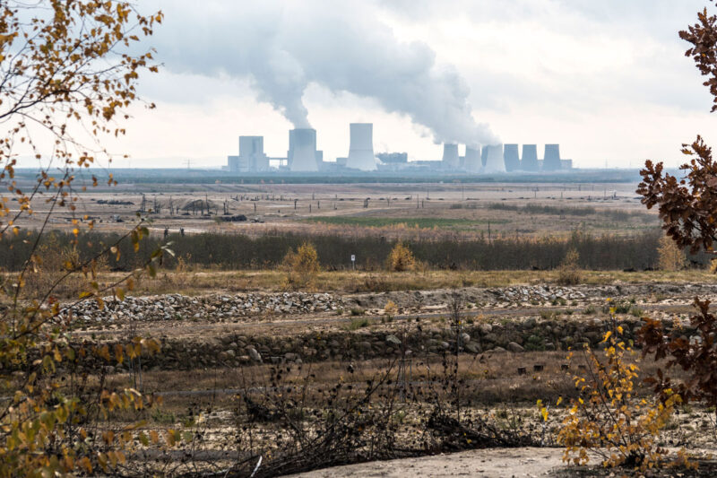 Rekultivierte Fläche ehemaliger Tagebau Nochten, im Hintergrund: Kraftwerk Boxberg