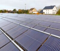 Solarthermieanlage für die Fernwärme in Lemgo. Im Hintergrund sieht man Wohnhäuser.