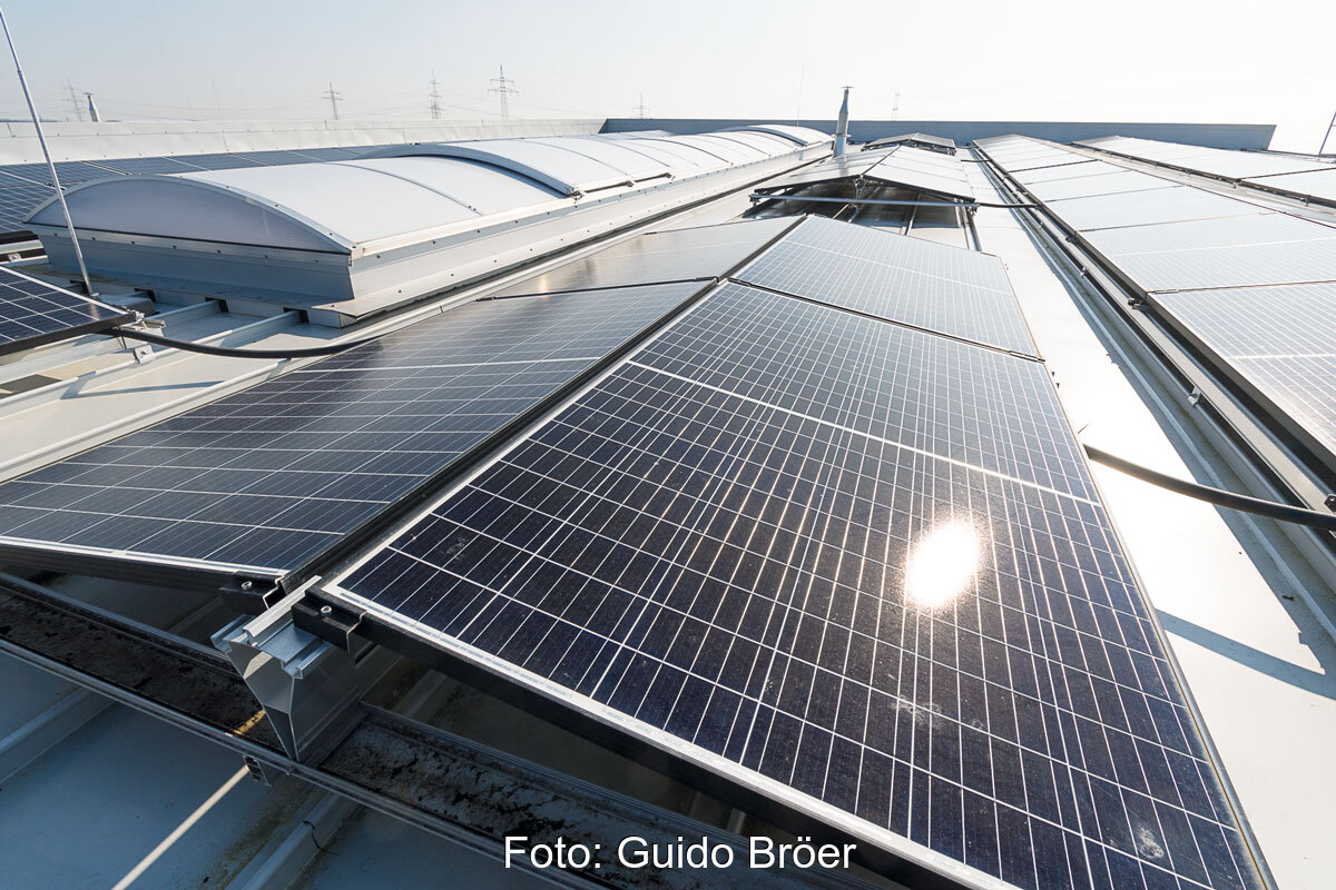 Blick auf Hallendach mit Photovoltaik-Anlage
