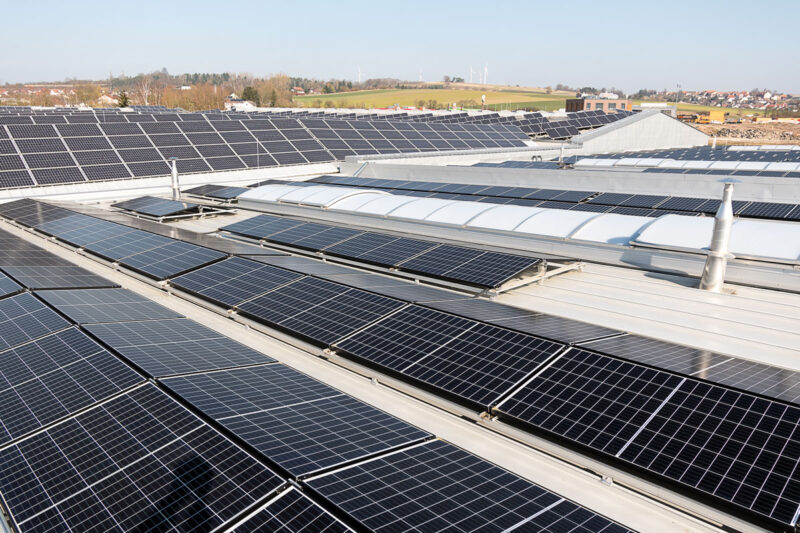 Dach einer Gewerbehalle mit verschiedenen Photovoltaikanlagen belegt.