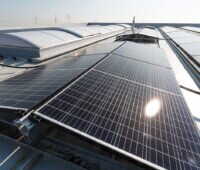 Photovoltaik-Anlage auf dem Dach einer Industriehalle