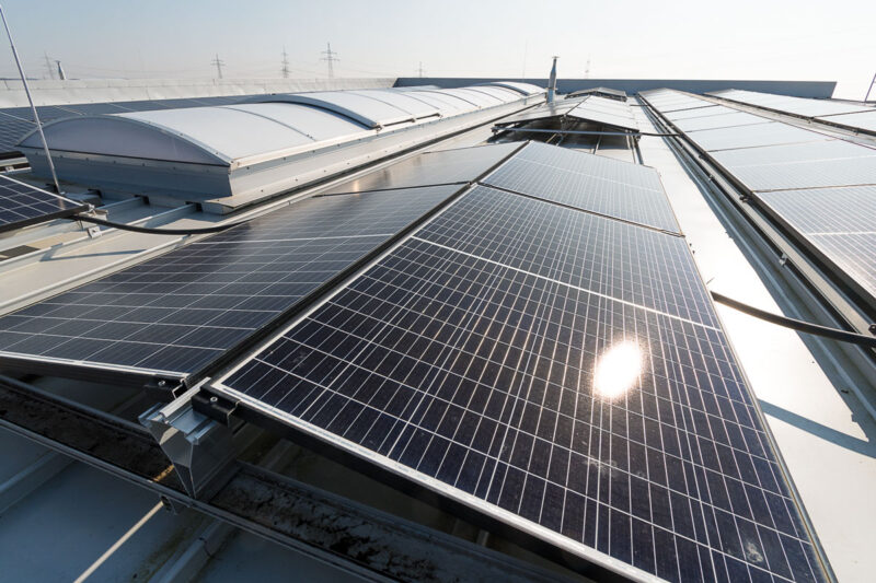 Photovoltaik-Anlage auf dem Dach einer Industriehalle