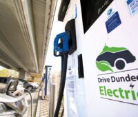 Ladesäule im Solar-Carport mit Aufschrift "Drive Dundee Electric"