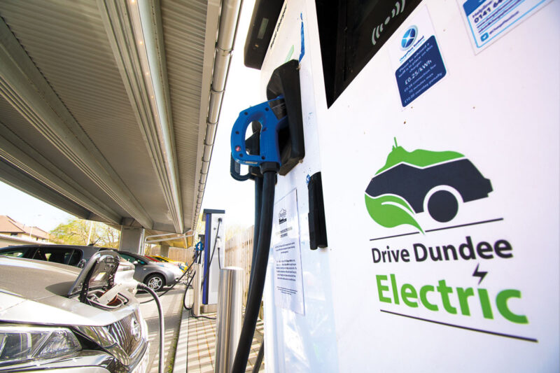 Ladesäule im Solar-Carport mit Aufschrift "Drive Dundee Electric"