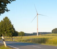 Windrad in hügeliger Landschaft in Lippe