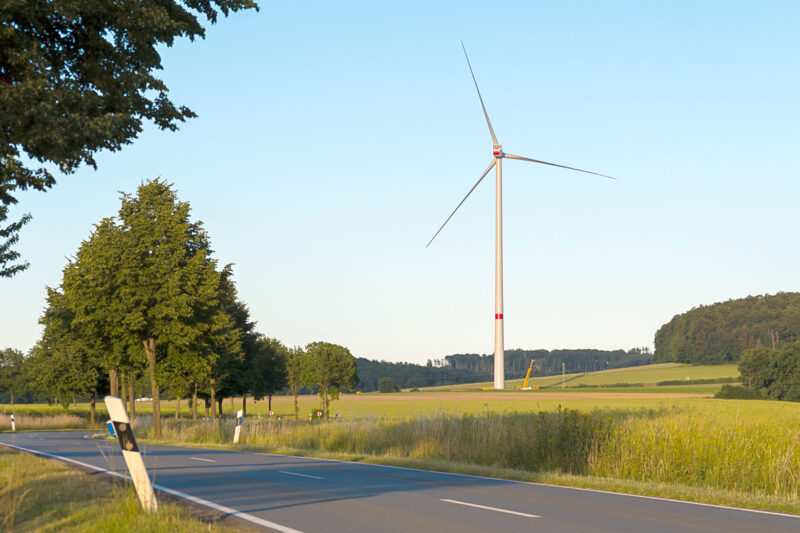 Windrad in hügeliger Landschaft in Lippe