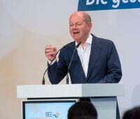 Olaf Scholz amüsiert am Rednerpult beim Sommerfest des BEE