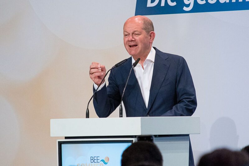 Olaf Scholz amüsiert am Rednerpult beim Sommerfest des BEE