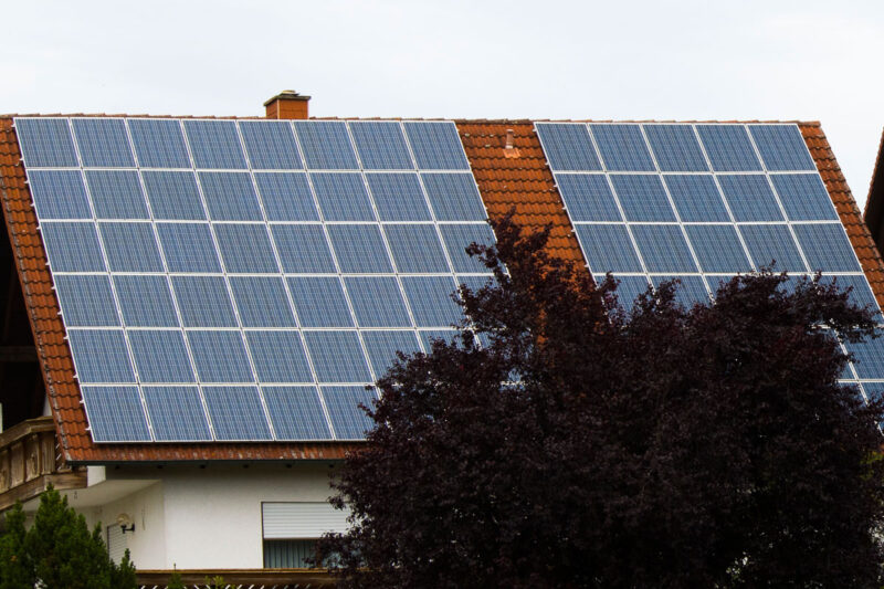 Photovoltaikanlage auf Einfamilienhaus - in zwei Bereiche gesplittet