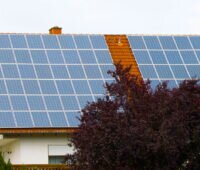 Hausdach mit Photovoltaikanlage, Symbolbild für Solarpaket 1
