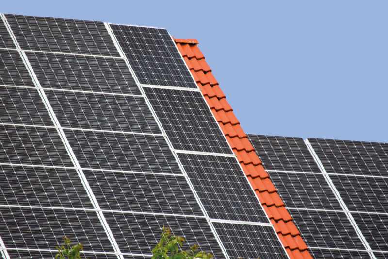 Photovoltaikanlage auf Einfamilienhaus - EnSiG 3.0 befreit sie auch rückwirkend von der 70-Prozent Regel