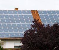 Photovoltaikanlage auf einem Einfamilienhaus - so wie sie übelicherweise nach der 70-Prozent-Regelung gedrosselt werden