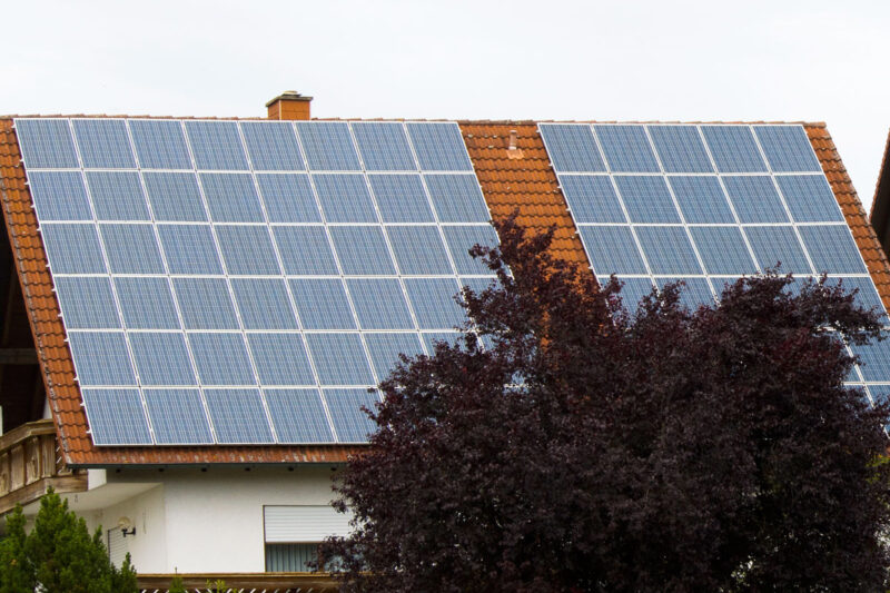 Photovoltaikanlage auf einem Einfamilienhaus - so wie sie übelicherweise nach der 70-Prozent-Regelung gedrosselt werden