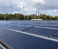 Blaues Kollektorfeld der größten Solarthermieanlage Deutschlands in Greifswald