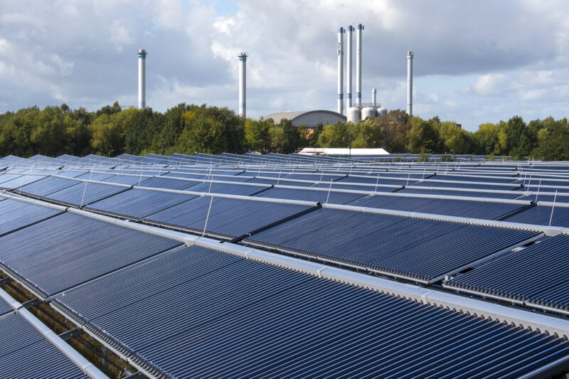 Blaues Kollektorfeld der größten Solarthermieanlage Deutschlands in Greifswald