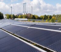 Freiflächen-Solarthermieanlage vor dem Heizkraftwerk in Greifswald