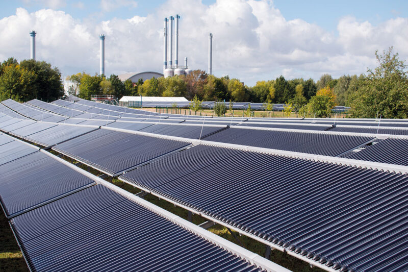 Freiflächen-Solarthermieanlage vor dem Heizkraftwerk in Greifswald