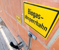 Biogasabsperrhahn mit Hinweisschild