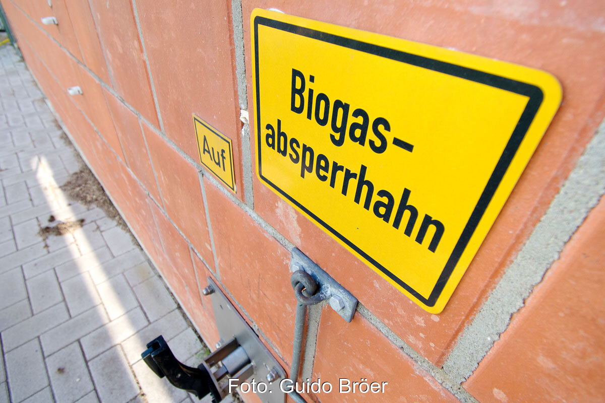Biogasabsperrhahn mit Hinweisschild