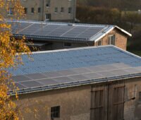 Dächer von ehemals landwirtschaftlich genutzten Gewerbegebäuden in Ostdeutschland mit Photovoltaik belegt