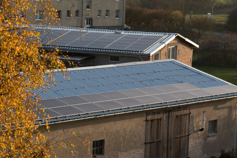 Dächer von ehemals landwirtschaftlich genutzten Gewerbegebäuden in Ostdeutschland mit Photovoltaik belegt