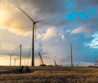 Aufbau eines Windparks in Mecklenburg-Vorpommern - das Beteiligungsgesetz wird auf Photovoltaik ausgeweitet.