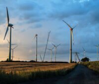 WIndpark-Repowering in Mecklenburg-Vorpommern vor dramatischem Abendhimmel