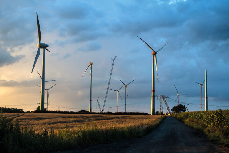 WIndpark-Repowering in Mecklenburg-Vorpommern vor dramatischem Abendhimmel