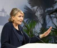 BEE-Präsidentin Simone Peter bei einer Rede