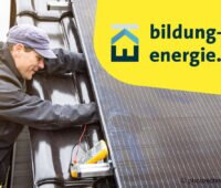 bildung-energie.de: Zu sehen ist ein Mann, der an einer Photovoltaikdachanlage eine Messung durchführt