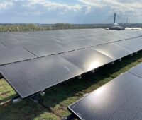 Photovoltaik-Module glänzen im Sonnenlicht auf dem Dach der Sportarena Wien in Österreich