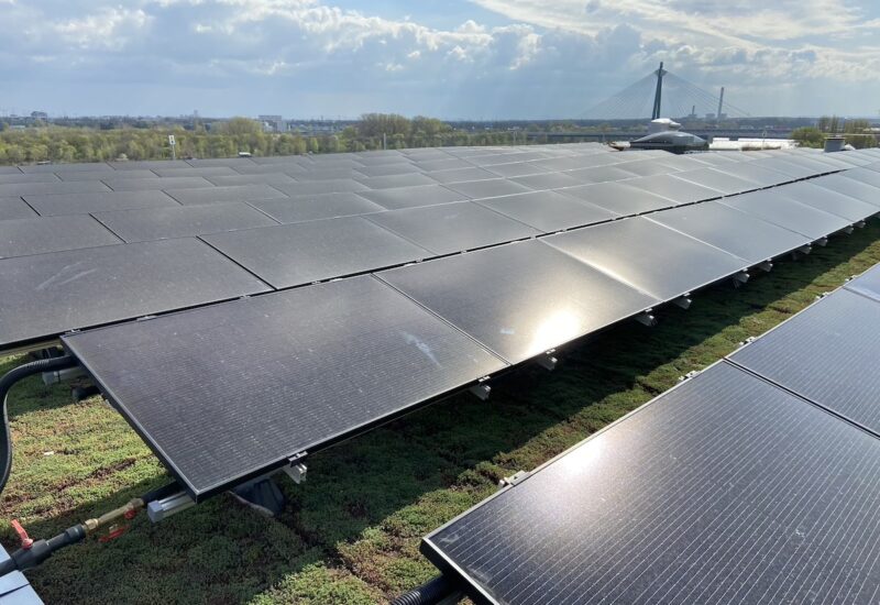 Photovoltaik-Module glänzen im Sonnenlicht auf dem Dach der Sportarena Wien in Österreich