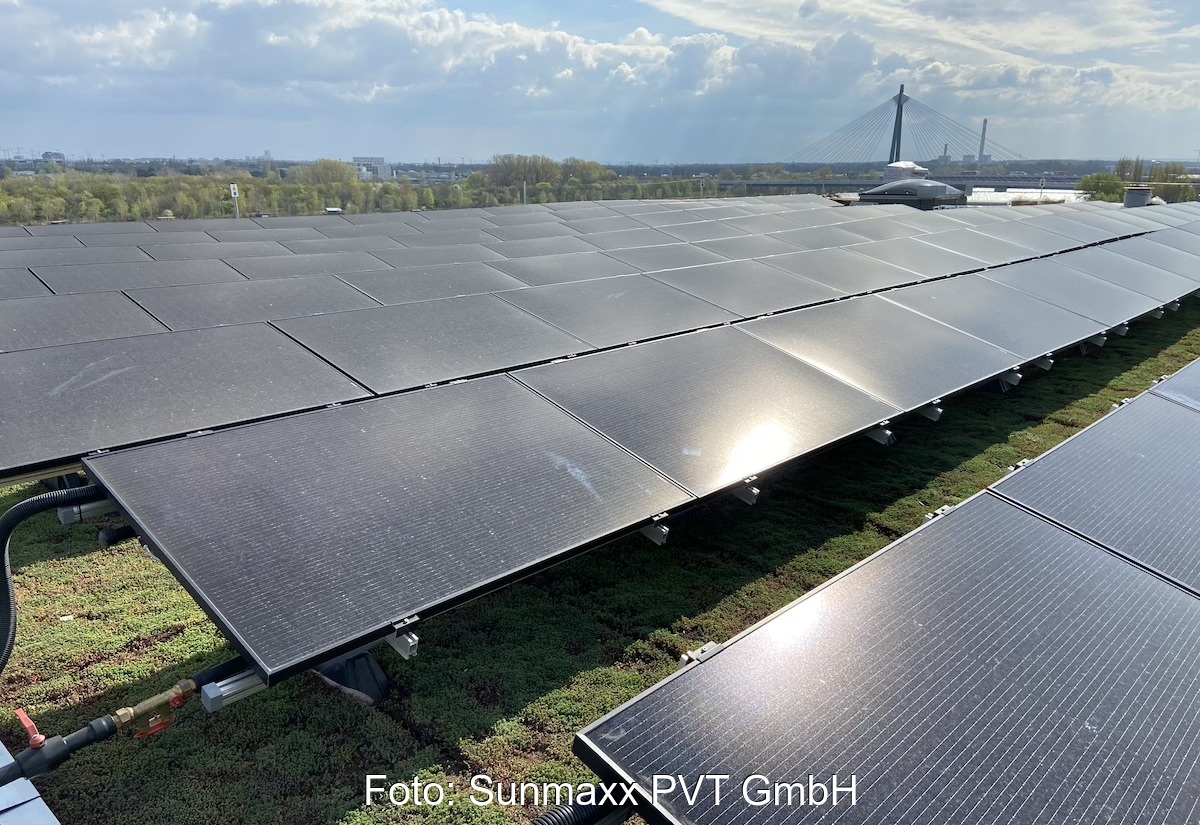 Photovoltaik-Module glänzen im Sonnenlicht auf dem Dach der Sportarena Wien in Österreich