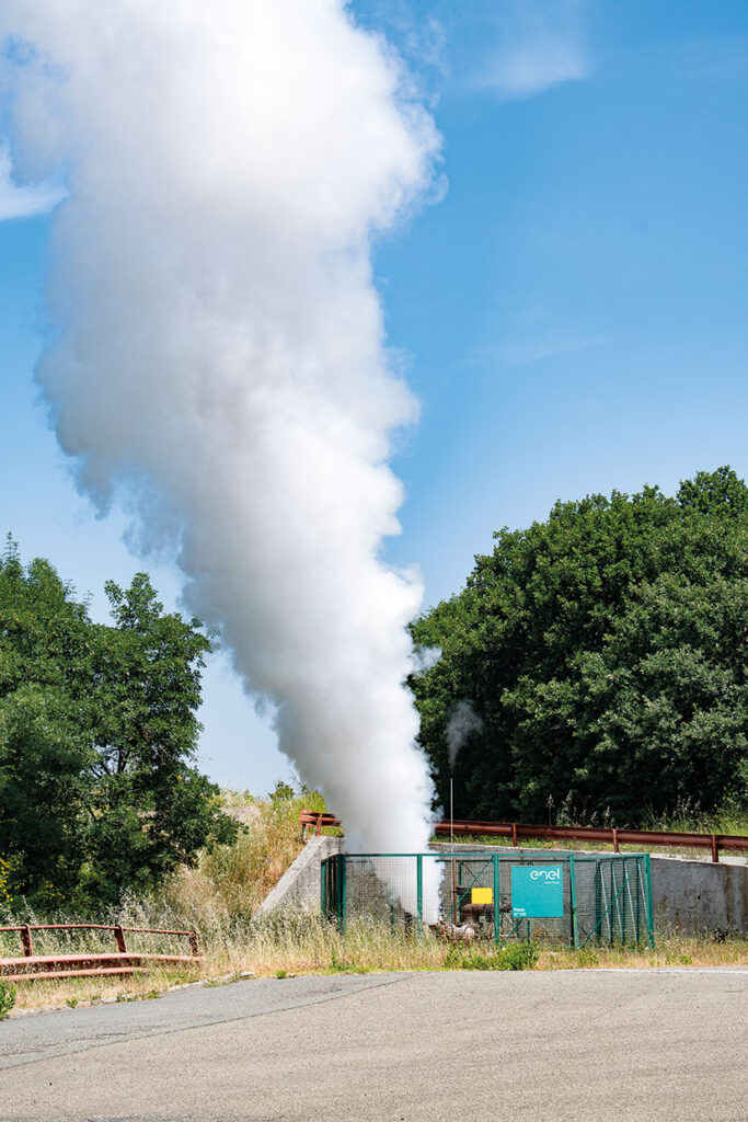 Dampfwolke steigt aus dem Ventil einer geothermischen Dampfleitung.
