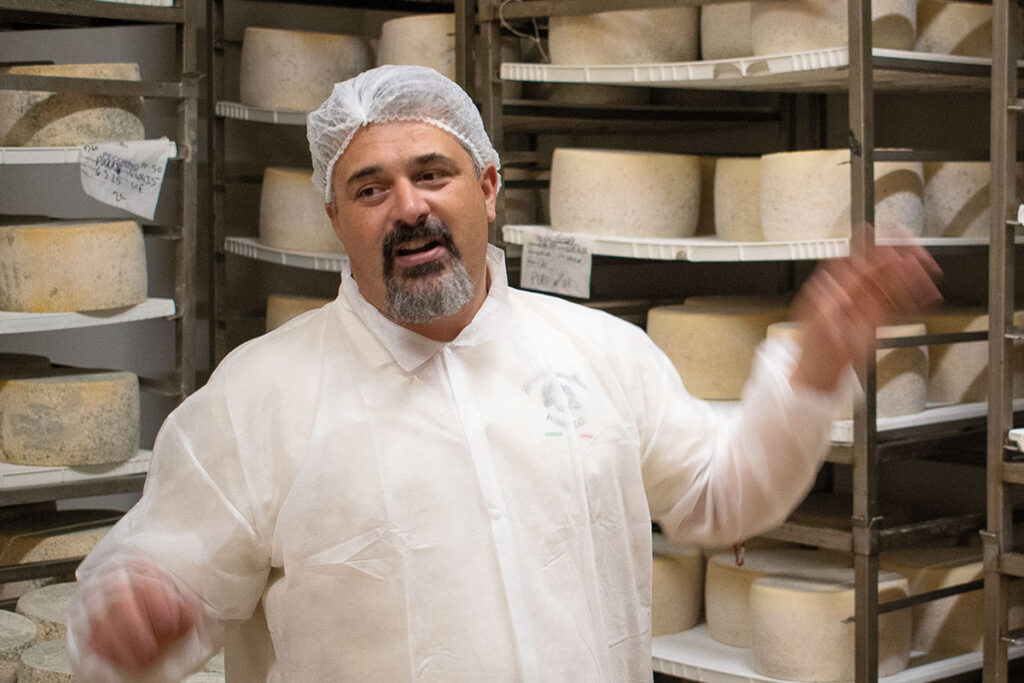 Guianluca Gasperini erklärt im Kühlraum der Käserei San Martino die Lagerung von Pecorino.