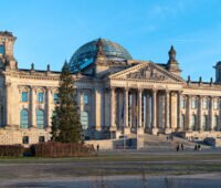 Deutscher Bundestag, Reichstagsgebäude Westfassade in der Totalen.