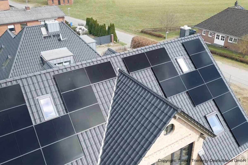 Zu sehen sind AIKO ABC-Solarmodule auf einem Einfamilienhaus mit dunklen Dachziegeln