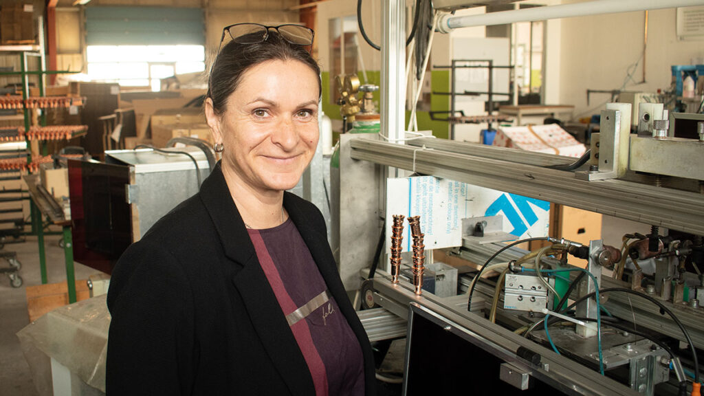 Katrin Sprenger an der Lichtbogenhartlötmaschine.