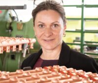 Portraitfoto Katrin Sprenger - om Vorder- und Hintergrund Kupferrohre