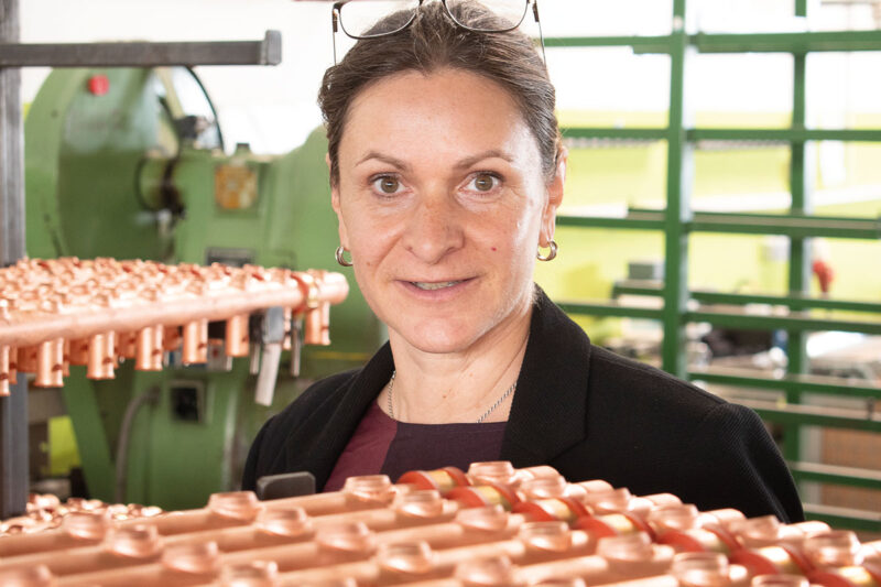 Portraitfoto Katrin Sprenger - om Vorder- und Hintergrund Kupferrohre