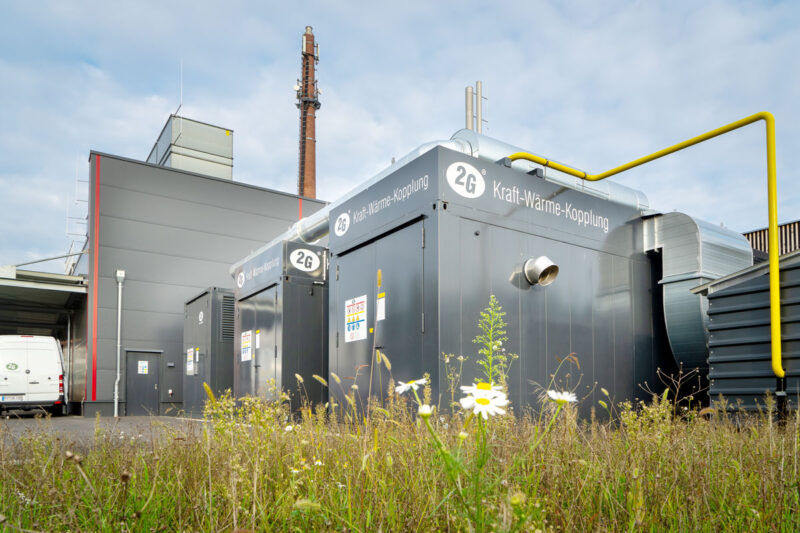 KWK-Container der 2G Energy AG mit Absorptions-Kälte-Anlage bei einer Molkerei
