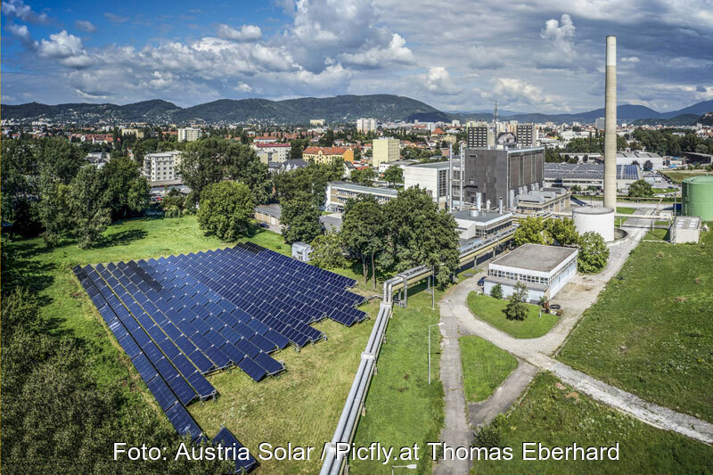 Luftbild der Solarthermieanlage am Heizwerk in Graz vor Stadtkulisse